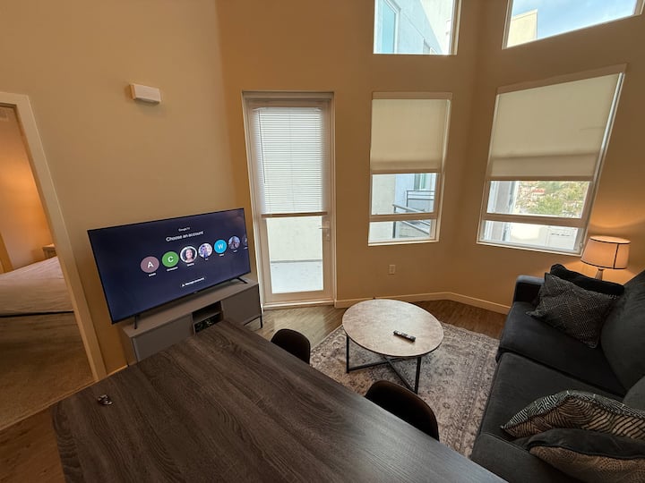 Penthouse Style Apartment With Free Parking - Los Angeles, CA