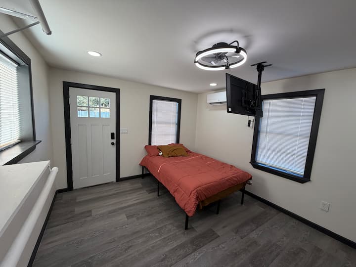 Cozy Tiny Home With Full Kitchen & Bed - Brownsville, TX