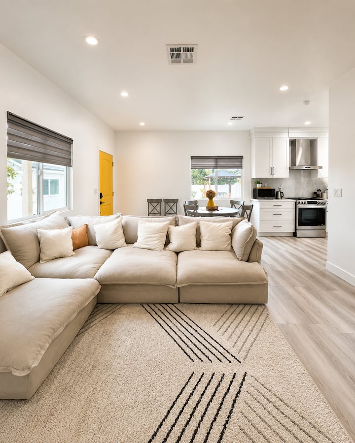 Cozy Home Near Little Saigon & Disney - Huntington Beach, CA