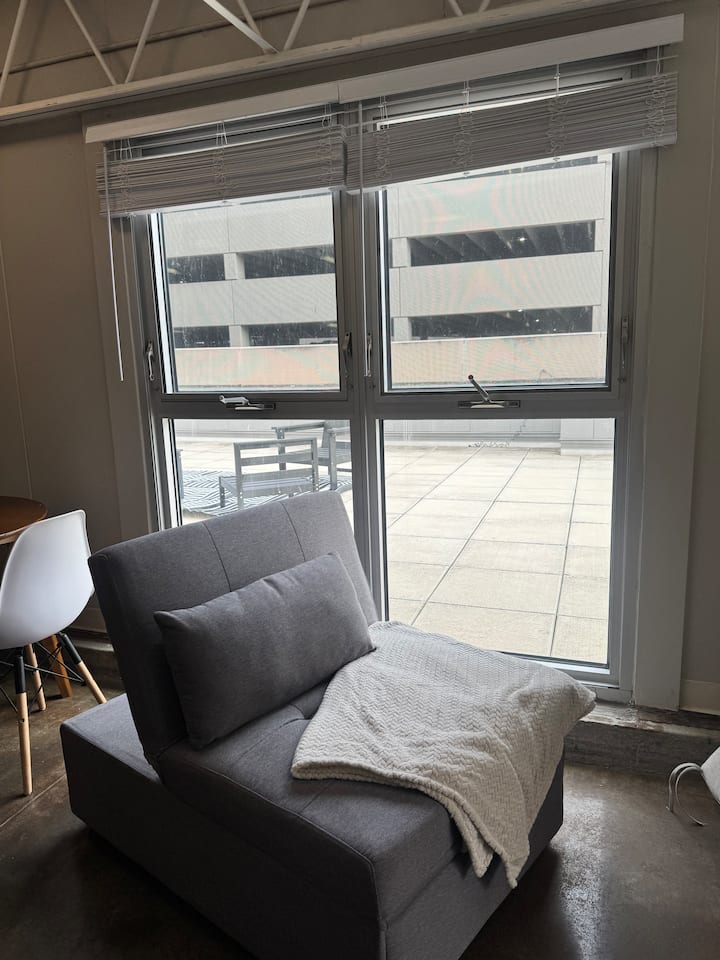 Downtown Studio W/ Private Patio + Skyline Views - Iowa
