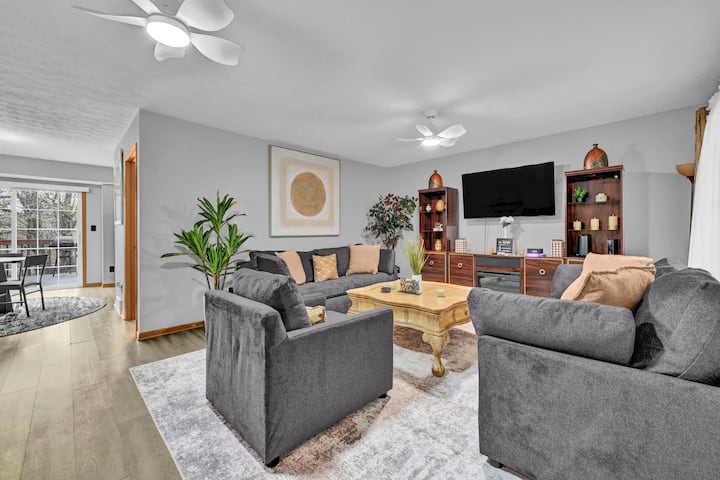 Rubber City Retreat |Sleeps 8| Akron/canton - Akron, OH