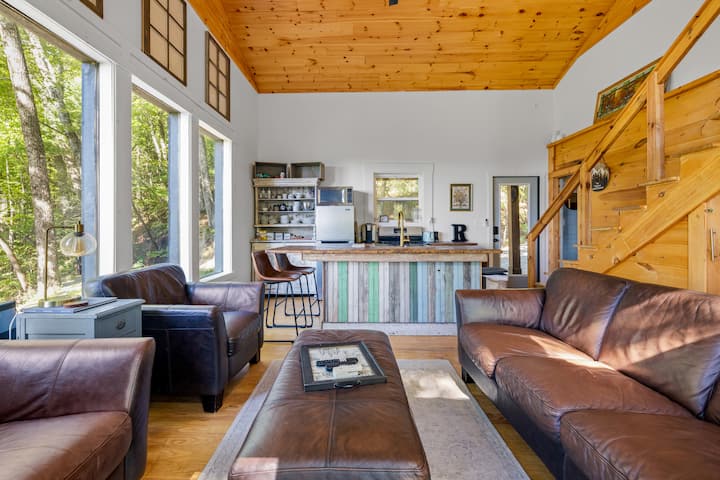 20-acre Cabin | Hot Tub + Fire Pit | Black Rock Mt - Dillard, GA