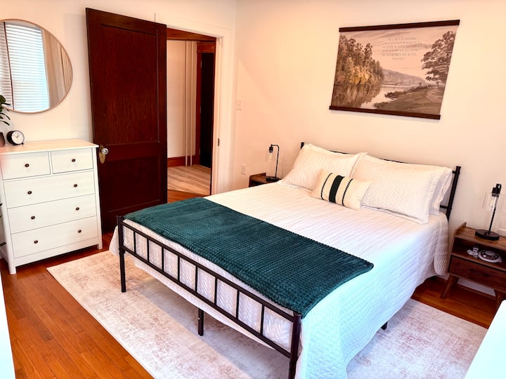Cómodo dormitorio con cama tamaño queen.