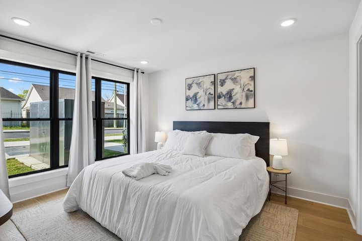 Luxe Home W/ Rooftop Lounge & Hottub Near Downtown - Nashville, TN