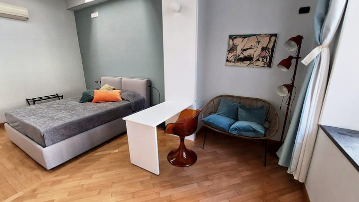El segundo dormitorio doble con ventana que da al amplio patio privado.