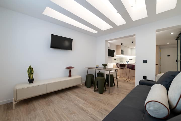 Bright & Stylish 2br | Jacuzzi | Plaza España - Getafe