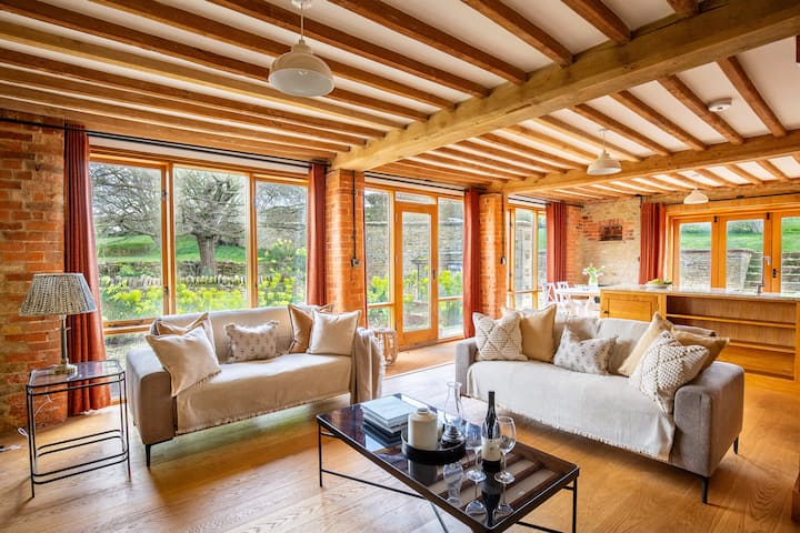 Cosy Cotswold Farm Cottage - Rural Views & Parking - Chipping Norton