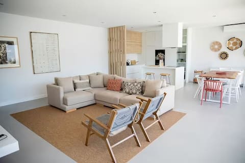 Top Airbnb: Meco Oasis Pool House Paradise | 4BR, 3.5BA, pool em Sesimbra (Castelo)