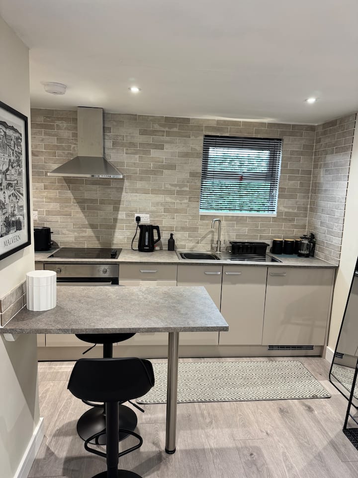 ‘Hideaway In The Garden’contemporary Annexe - Malvern