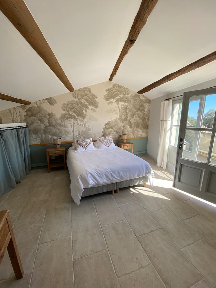 La habitación en el segundo piso y su terraza al estilo de Saint-Tropez le ofrecen una vista panorámica