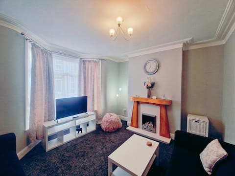 Popular Airbnb listing: Bright Modern 4-Bed Home Minutes from Anfield in Anfield