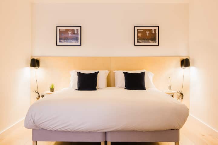 Hiding Space - Westgate Apartments - Deluxe Apt - Bath