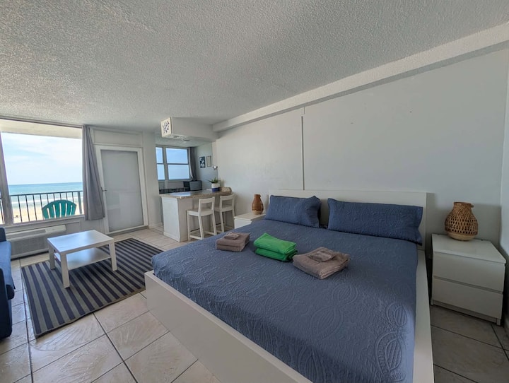 Direct Ocean Front - Sleeps 4 - Private Balcony - Daytona Beach, FL