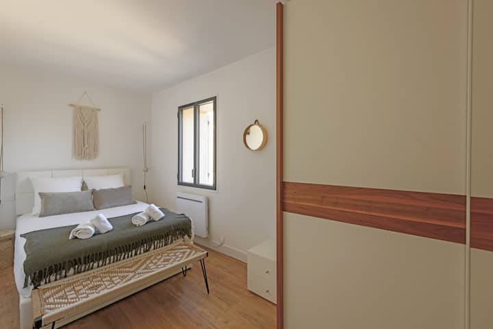 La habitación con vista al jardín trasero