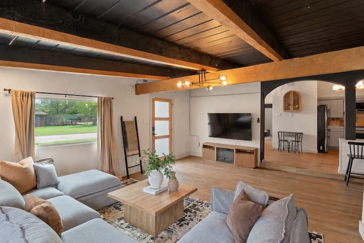 Modern Pool Retreat Near Dallas And Stadium - Irving, TX