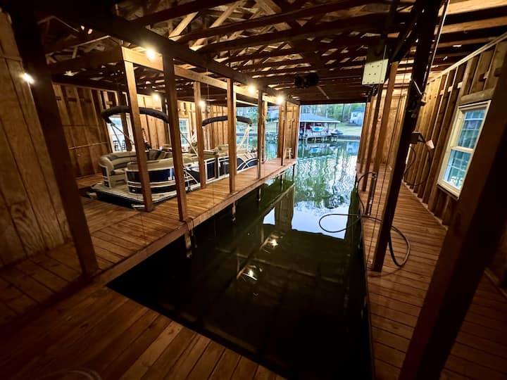 8bdrm, Sleeps 26, Hotub, Cvrd Docks, Dock Kitchen! - Lake Gaston