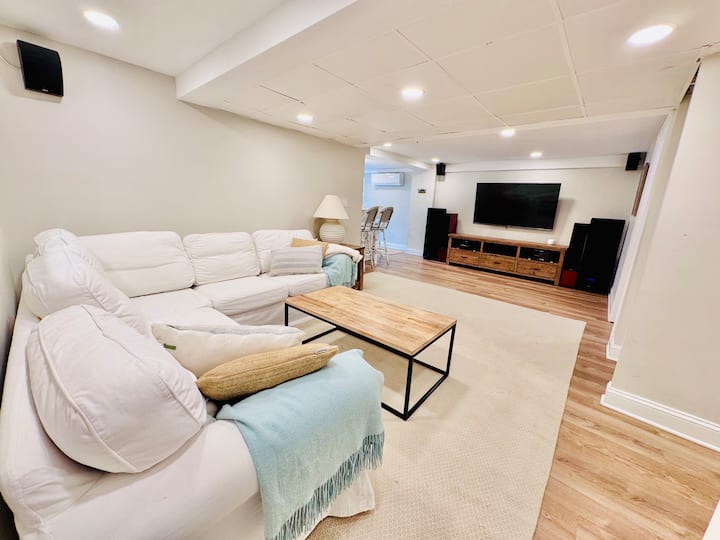 Private Coastal Suite – Walk To Beach + Parking - Marblehead, MA