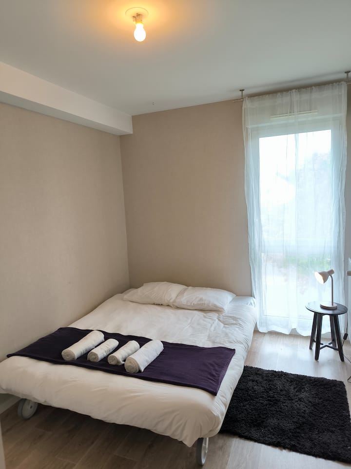 Detta sovrum, i beige och vita toner, är diskret och elegant. Det har en stor dubbelsäng och en garderob för förvaring av dina reseffekter.