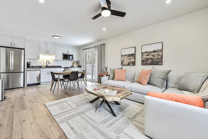 Spacious Updated Condo W/ Garage Close To Downtown - Ann Arbor, MI