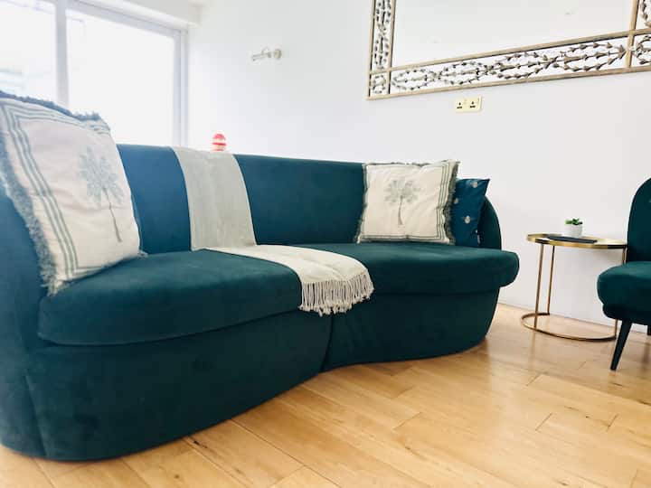 Lovely Apartment, Sleeps 8 People, Great Location! - London
