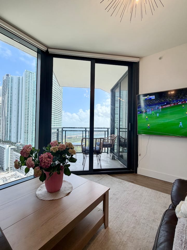 Luxury 1 Bedroom+den Room, World Center Downtown - Miami, FL