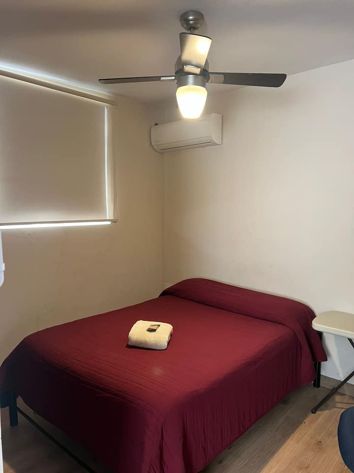 Spavaća soba 2 ima novi mini kamin s grijanjem, drveni pod i pametni televizor