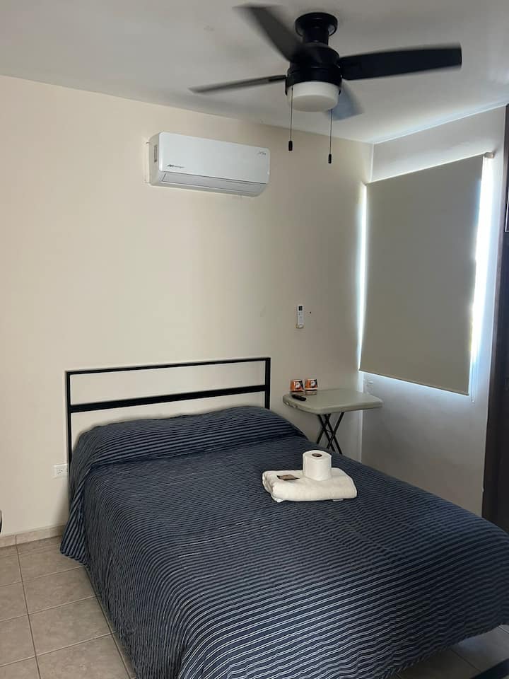 Recamara 1 ima bračni krevet, novi minisplit s grijanjem, ventilator Hunter i SmartTV