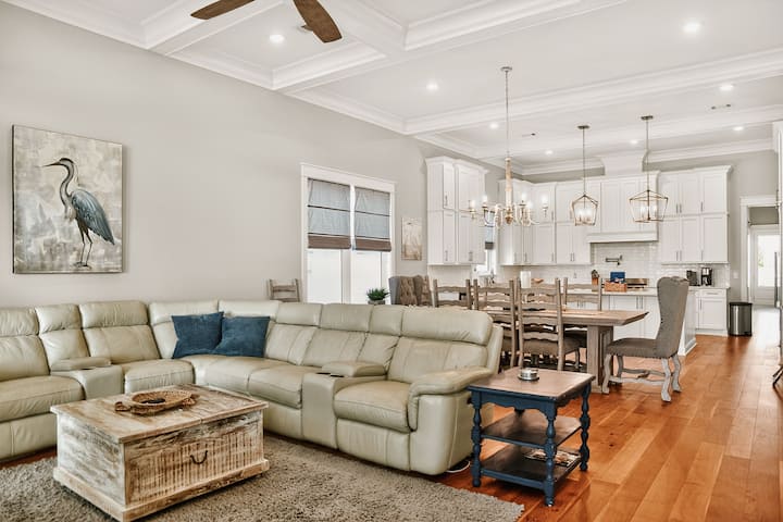 Beach Retreat | 11 Beds | Sleeps 18 | Gulfport - Gulfport, MS