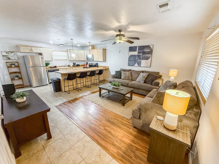 The Oil Lodge: 3 Bed, 2.5 Bath In Heart Of Town! - Hobbs, NM