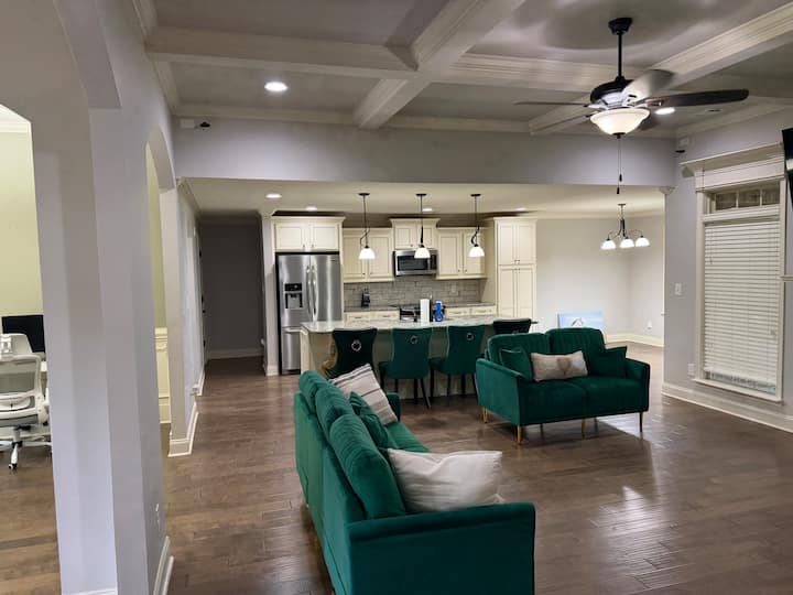 Elegant Modern 4bdrm 3 Full Baths 6 Beds Big Yard - Warner Robins, GA