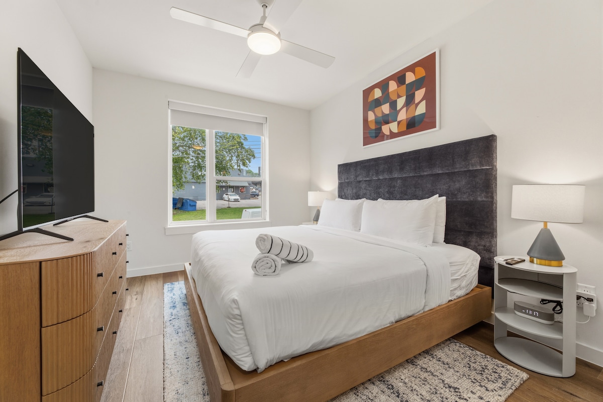 Accessible Queen Suite at The Code | Near Zilker