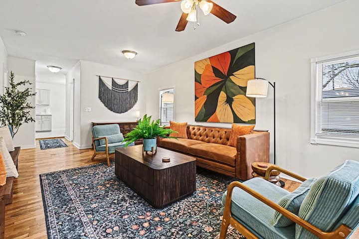 Stylish 4br Retreat | 2-car Garage | Sleeps 10 - Omaha, NE