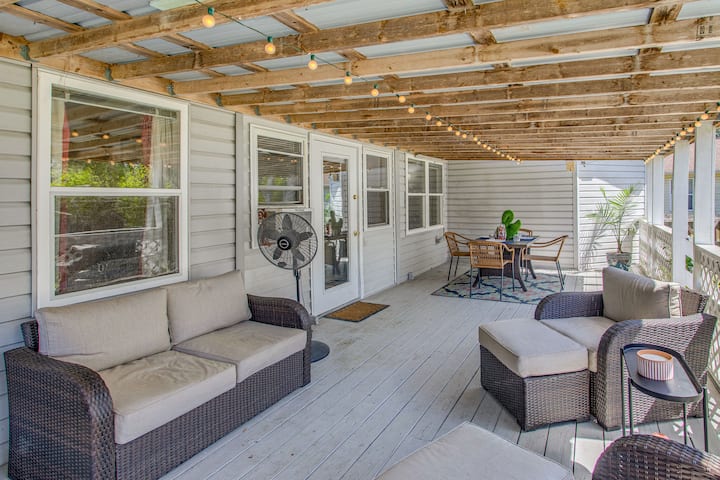 Coastal Retreat In Hampstead + Private Deck & Yard - Hampstead, NC