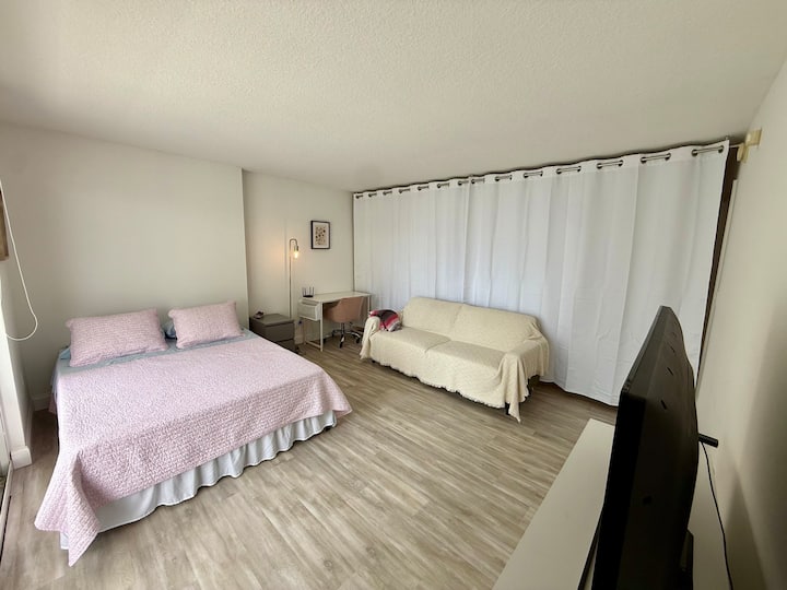 Shared Brickell Home W/ Parking & Pool - Miami