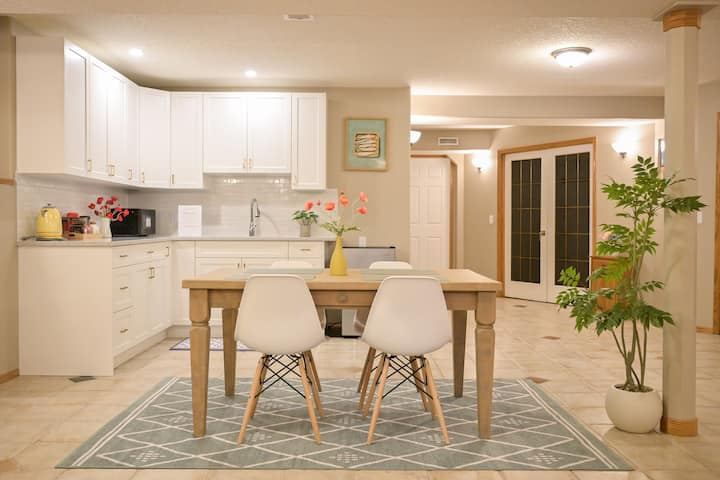 Walkout Basement Suite - Calgary
