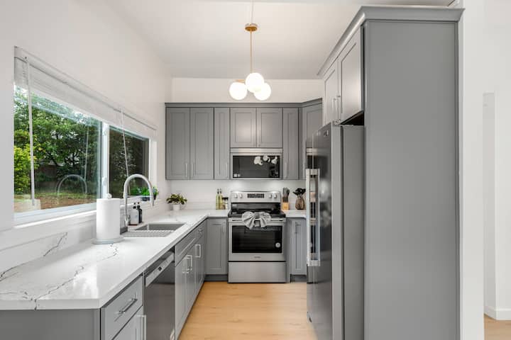 3br Bellevue Comfort: Parking + Pet Friendly - Bellevue, WA