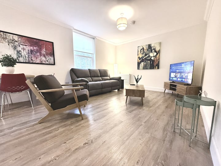 Stylish Traditional 2bed Ideally Located Free Prkg - Fort George