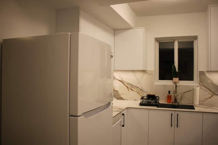 Renovated Suite - Perfect North Van Location! - 北溫哥華市