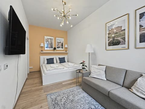 Leistungsstarkes Airbnb: Quiet old-building charm on the first floor | A/C & washing machine in Landstraße