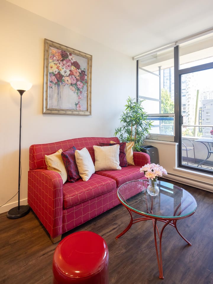Chic Downtown Oasis: Private Patio + Robson Steps - Vancouver