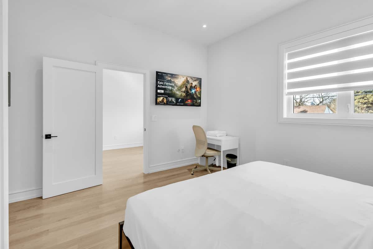 Comfortable shared living space for guests in Mississauga