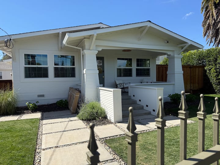 Dreamy Downtown Napa Bungalow - 納帕