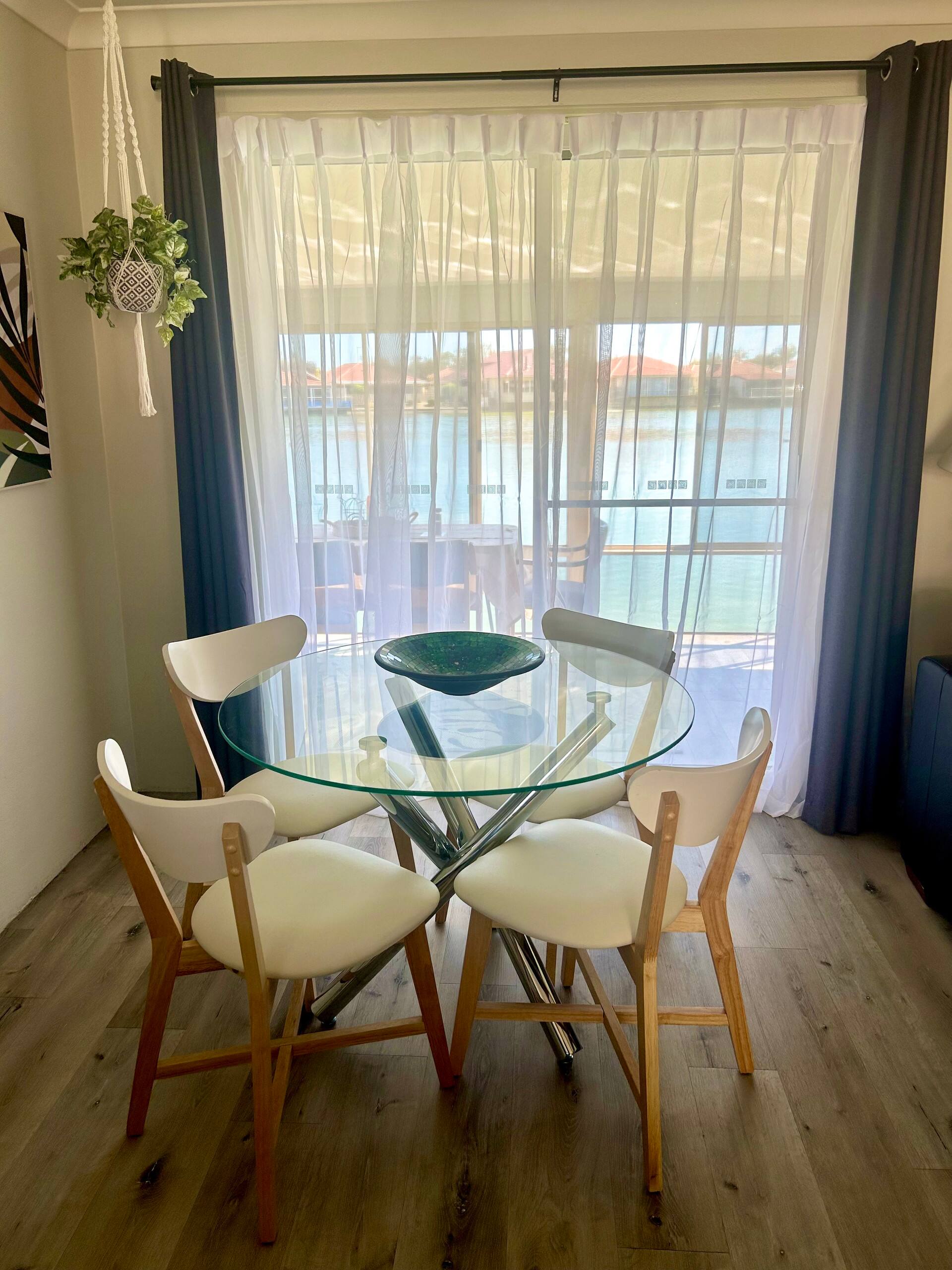 Lakeside Cottage with Spa & Pet Friendly Retreat — photo 4