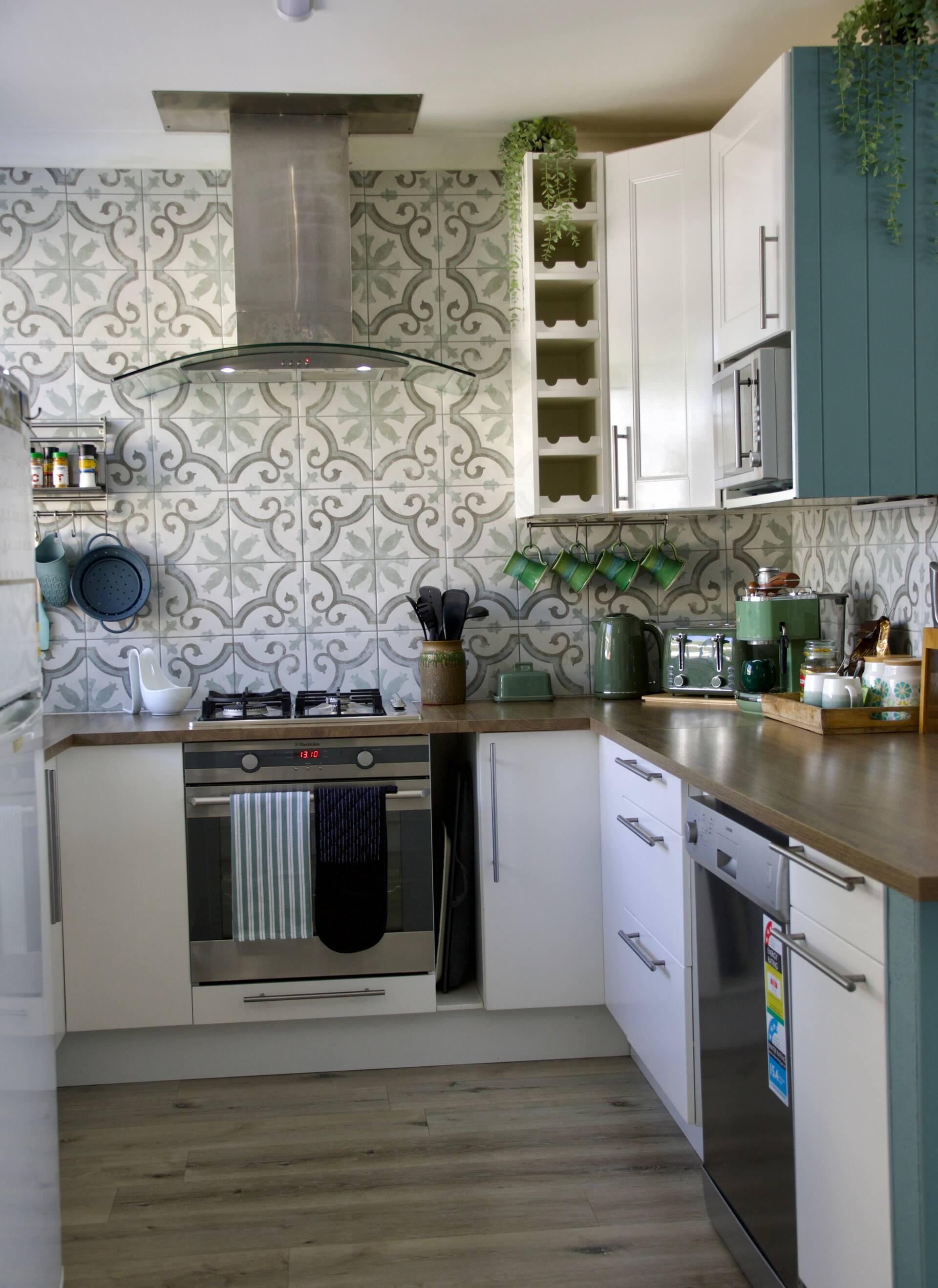 Lakeside Cottage with Spa & Pet Friendly Retreat — photo 2