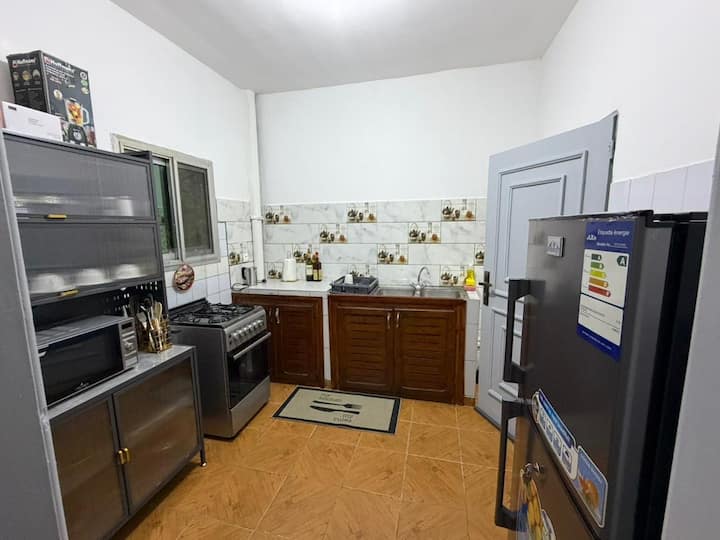 Business Duplex Entier, Proche Setrag, Fonctionnel - Gabón