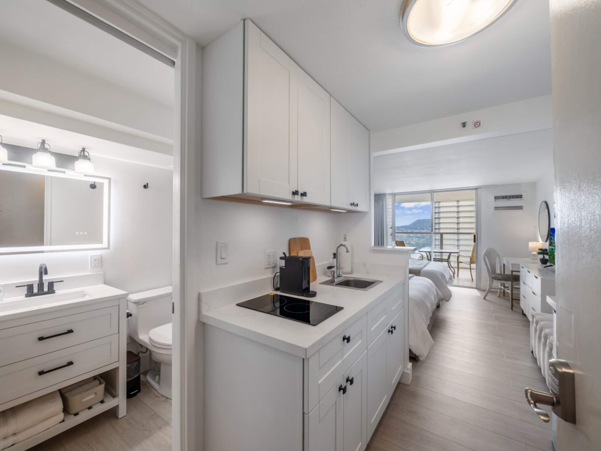 Condo in Honolulu · ★5.0 · 1 bedroom · 2 beds · 1 private bath - Image 7