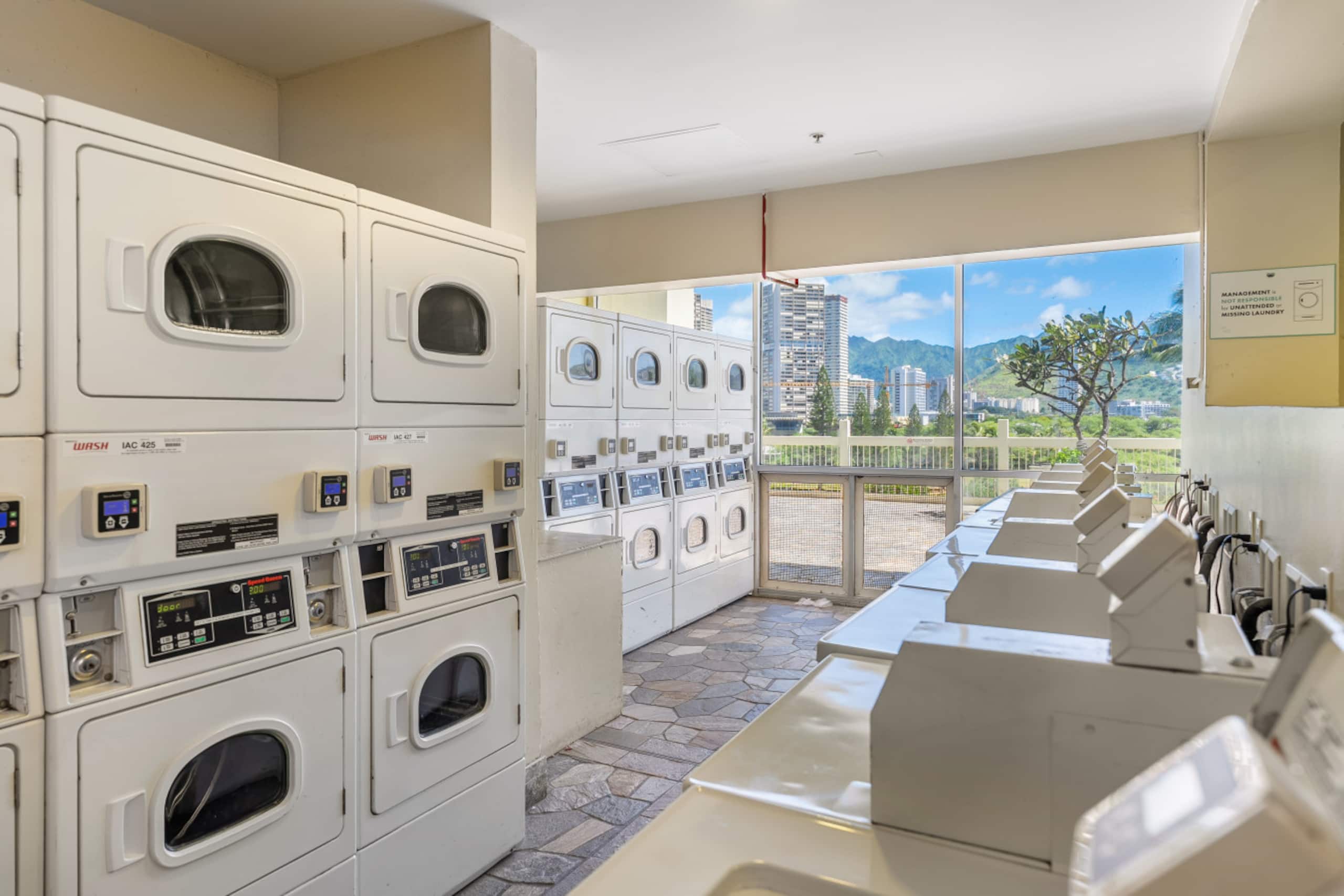 Condo in Honolulu · ★5.0 · 1 bedroom · 2 beds · 1 private bath - Image 31