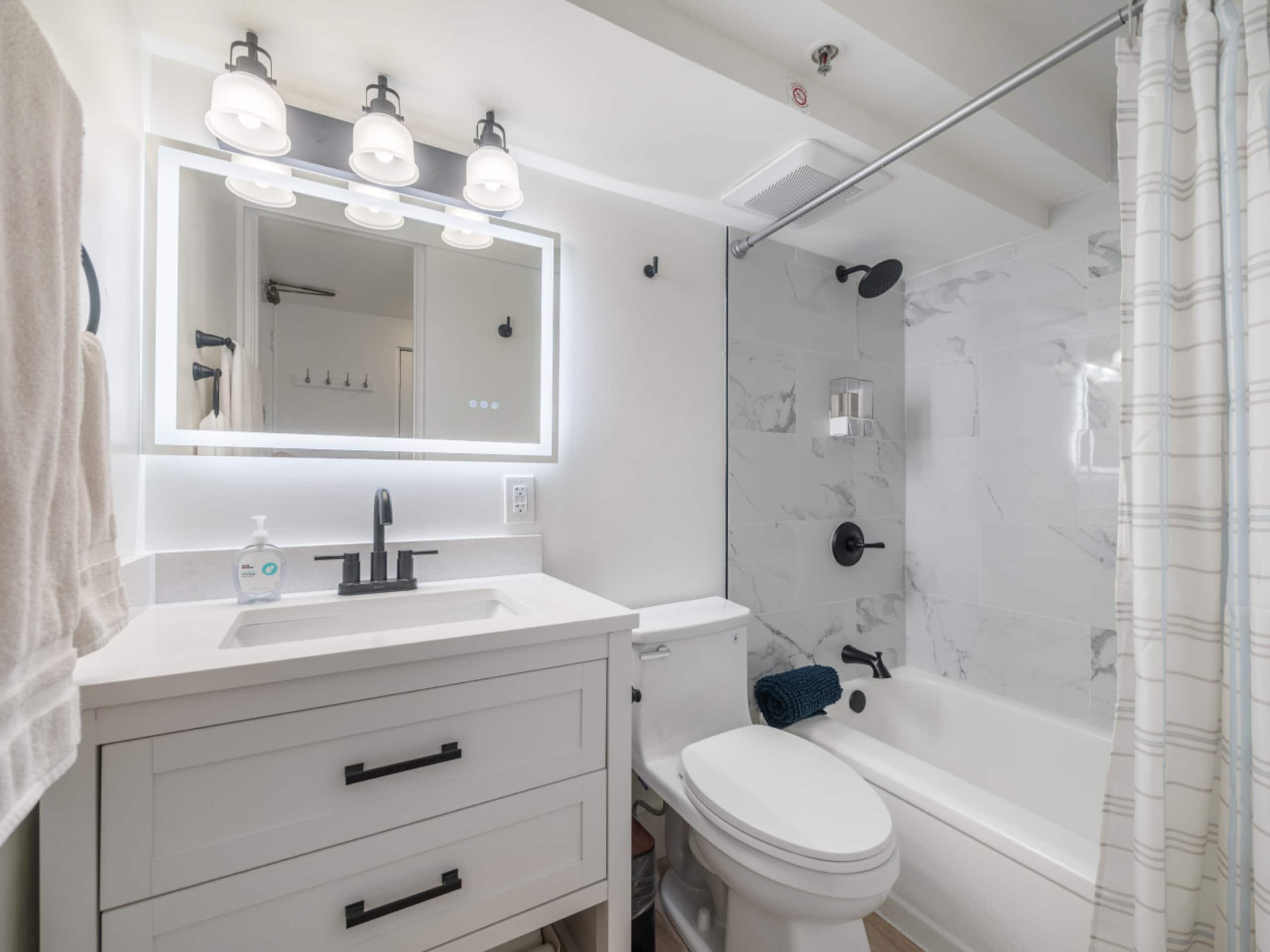 Condo in Honolulu · ★5.0 · 1 bedroom · 2 beds · 1 private bath - Image 3