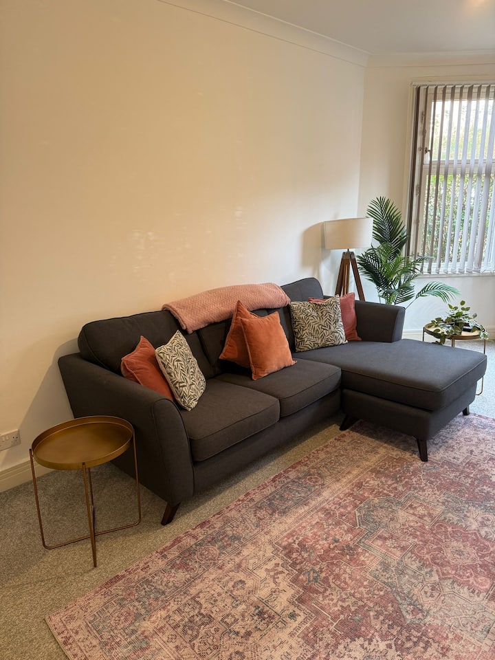 Bright 3-bedroom Apartment + Parking | Shawlands - Glasgow