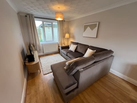 Top performing Airbnb: Charming renovated three bed with double drive in St. Helens